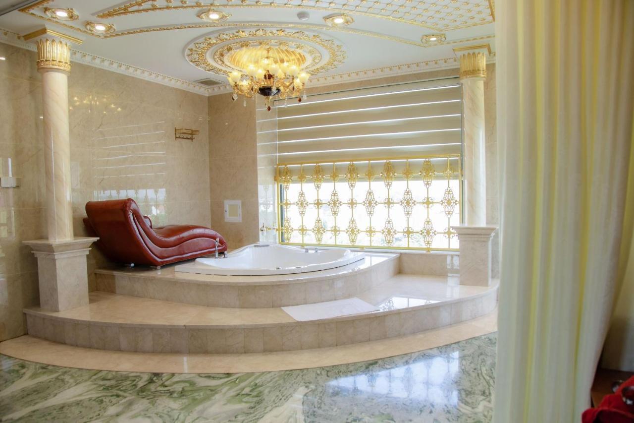 Tri Tam Hotel - Khach San Tri Tam Ben Luc Buitenkant foto