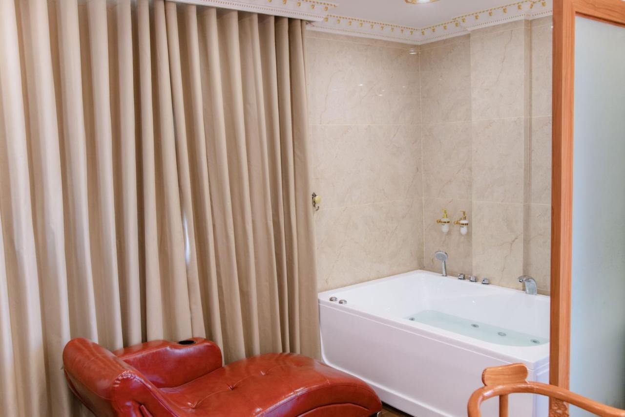 Tri Tam Hotel - Khach San Tri Tam Ben Luc Buitenkant foto